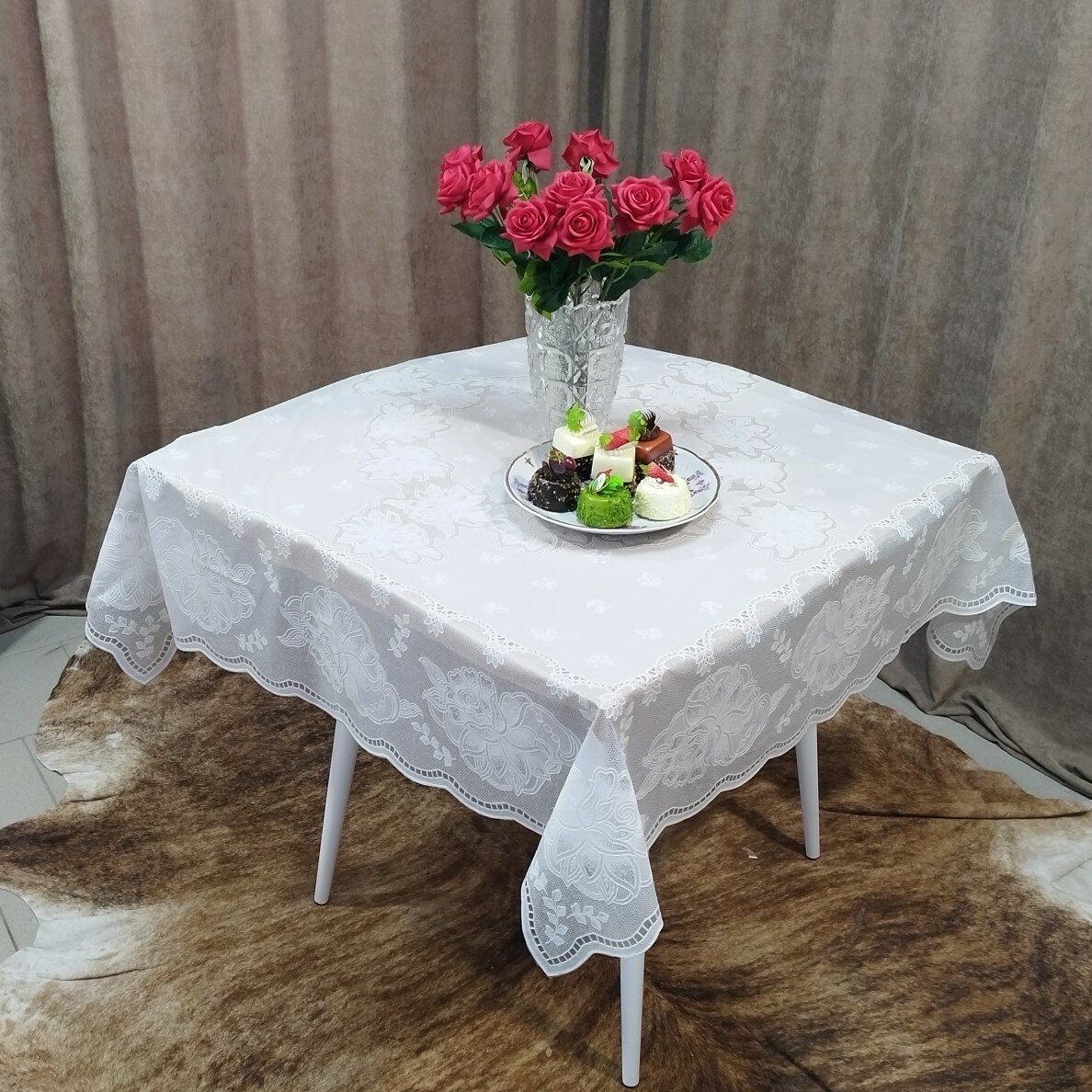 фото Скатерть-клеенка виниловая, размер 137*137 см, квадратная, цвет белый