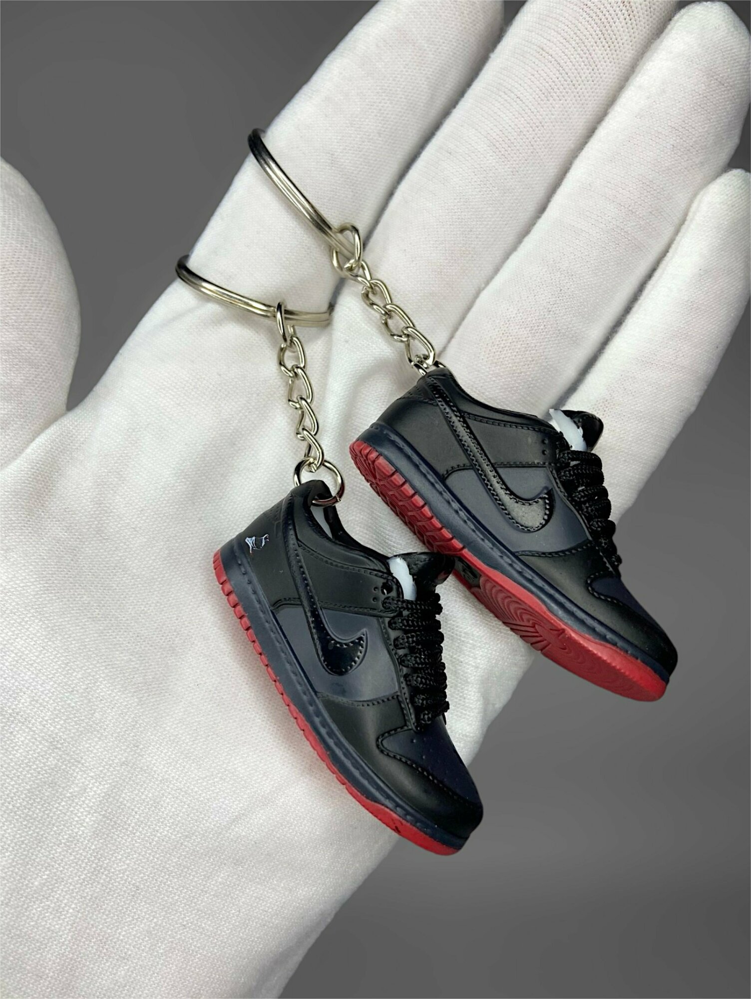 Брелок кроссовок Nike красно-черный 555777-010 (R)