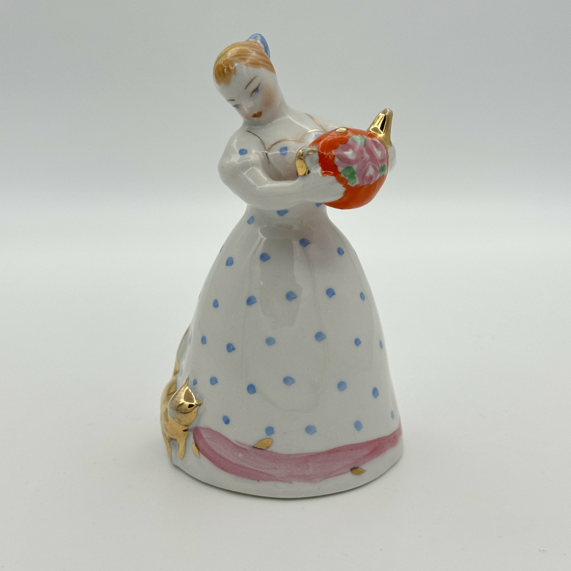 фото Статуэтка "Девушка с чайником", фарфор, роспись, золочение