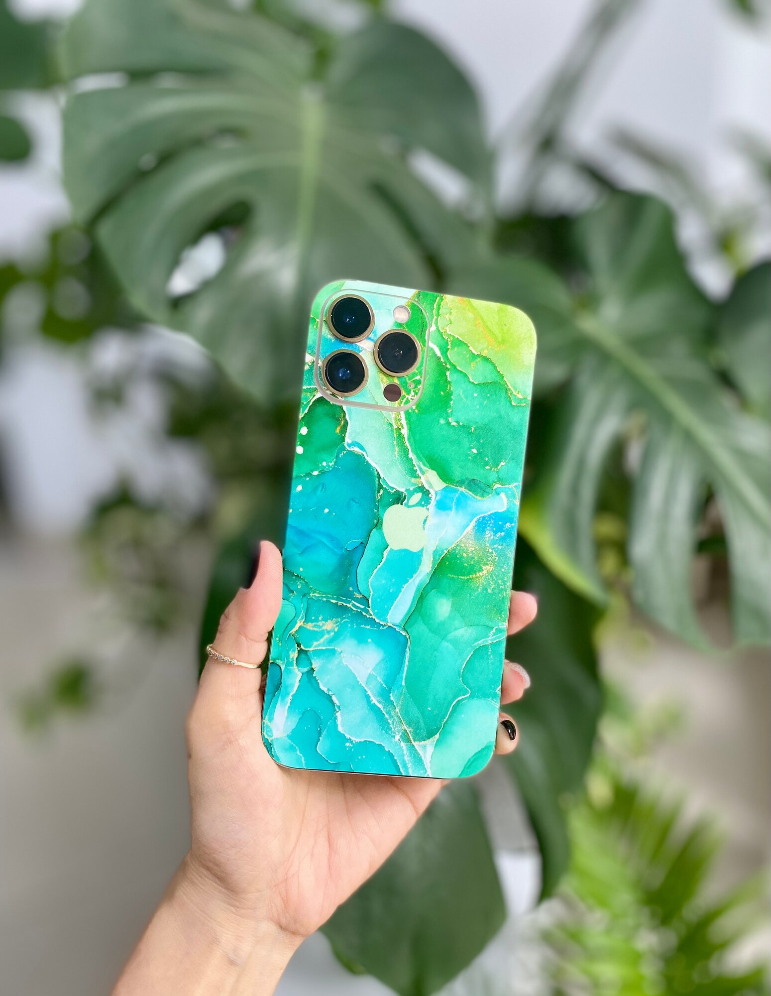 Чехол наклейка с защитой на камеру для iPhone 12 — фото 1