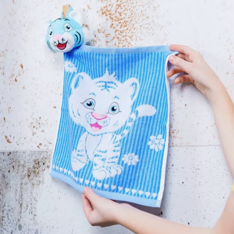 Детское полотенце для рук и лица с игрушкой тигр голубое - фотография № 1