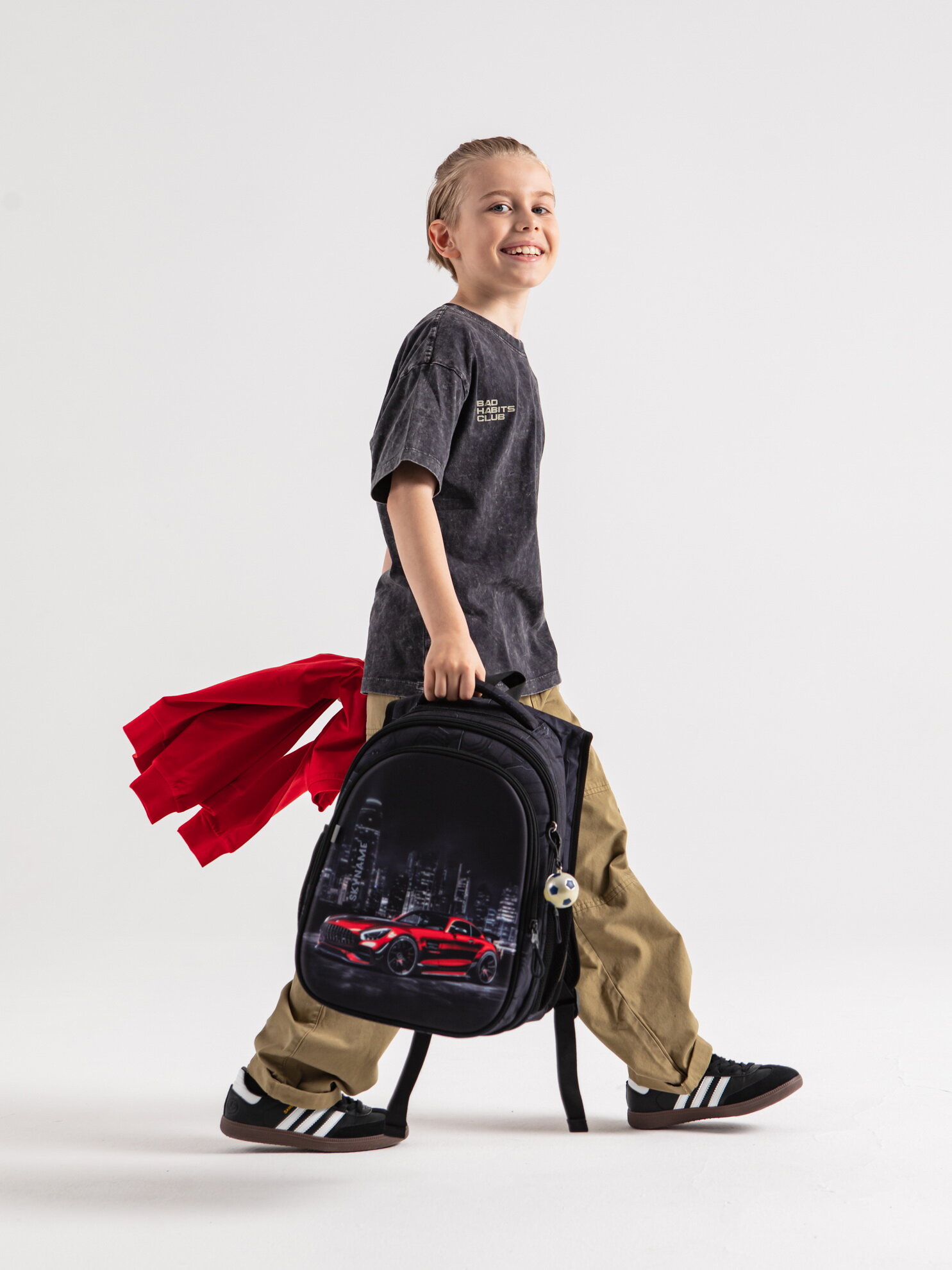 Рюкзак школьный для мальчика 17.5 л для начальной школы с анатомической спинкой SkyName (СкайНейм), с мячиком на брелоке