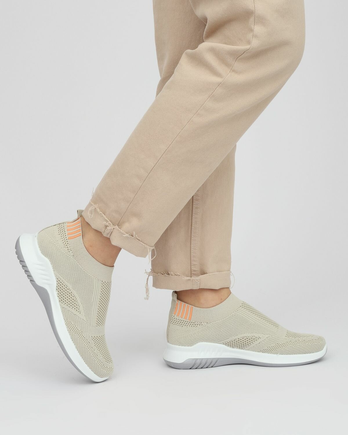 фото Кроссовки женские NOBBARO бежевый 36