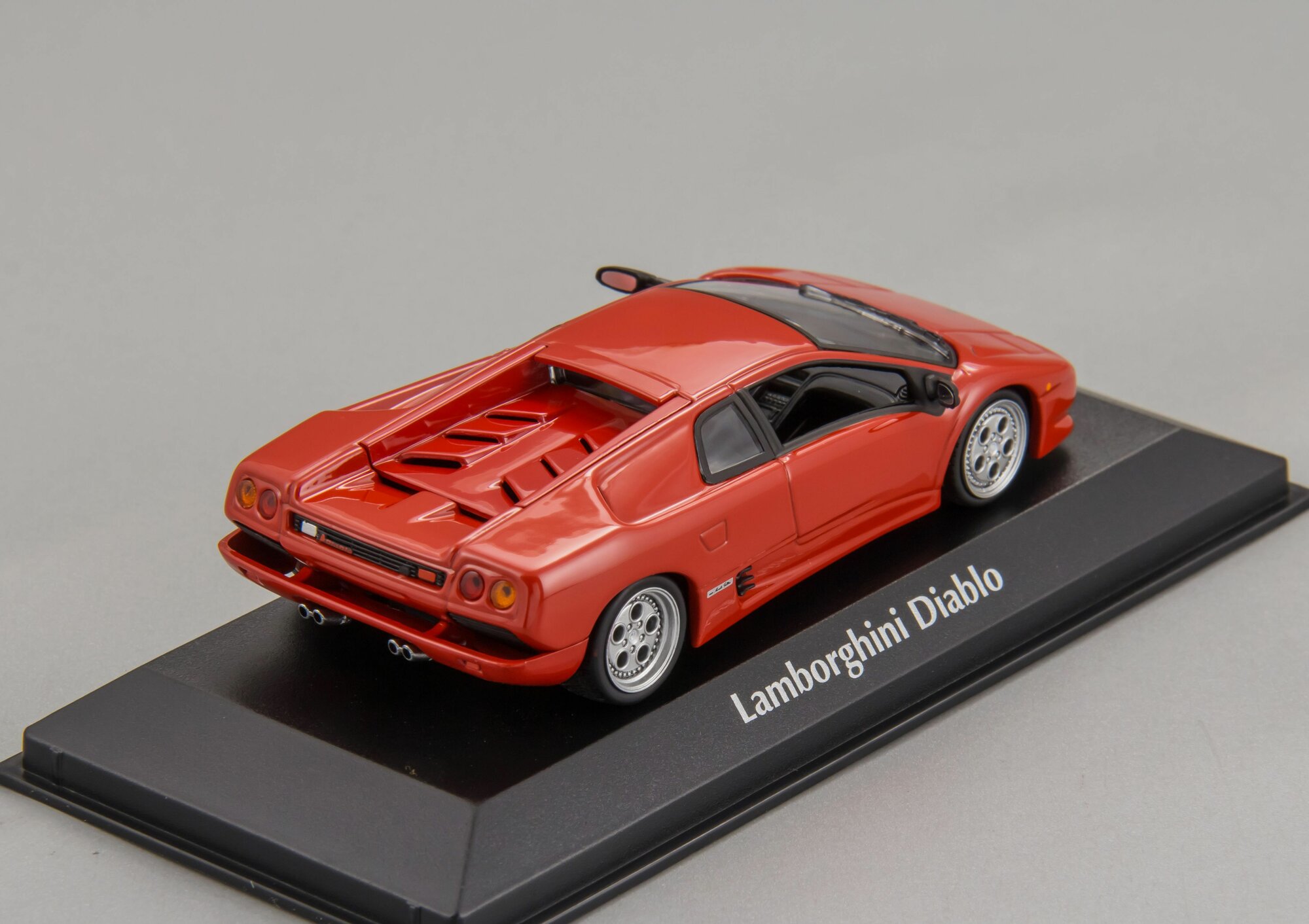 Коллекционная масштабная модель 1:43 Lamborghini Diablo - 1994 от Maxichamps — фото 1