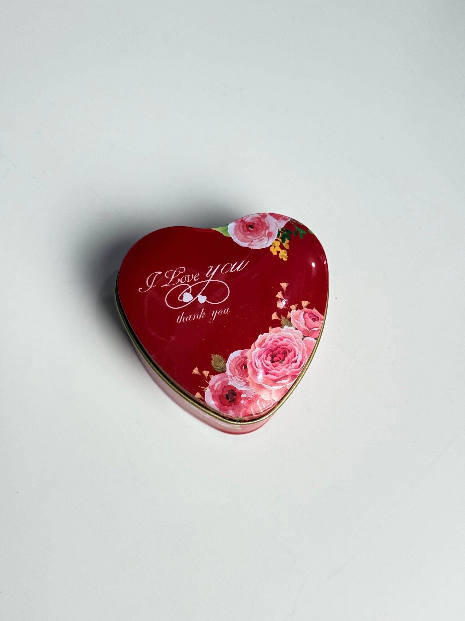 Юрак шаклидаги хушбй шам романтик муҳит яратиш учун млжалланган. Табиий гуллар билан безалган блиб, сова сифатида жуда чиройли ва мазмунли танлов ҳисобланади.