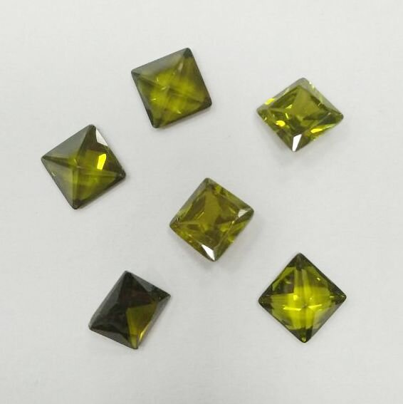 Ювелирный кристалл из фианита  6х6мм  форма квадрат  оливково зеленый  5 шт 