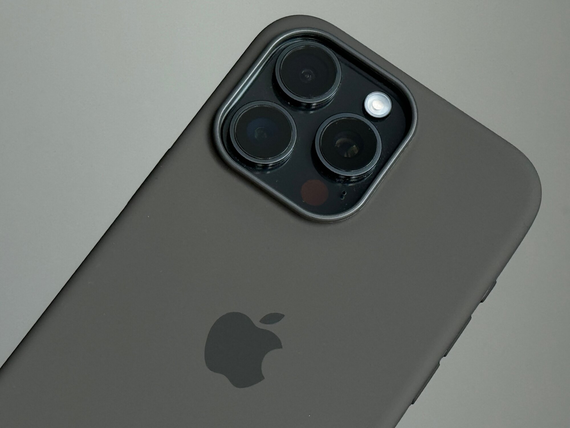 Чехол силиконовый MagSafe для iPhone 15 Pro Clay с анимацией NFC, Silicone case MagSafe для айфон 15 про титановый