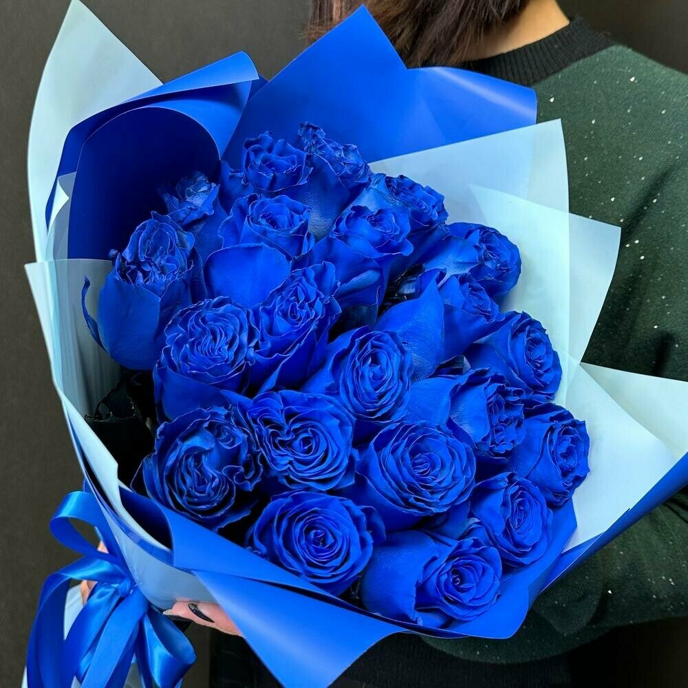 Букет из 25 синих роз в авторской упаковке / Натуральный синий цвет