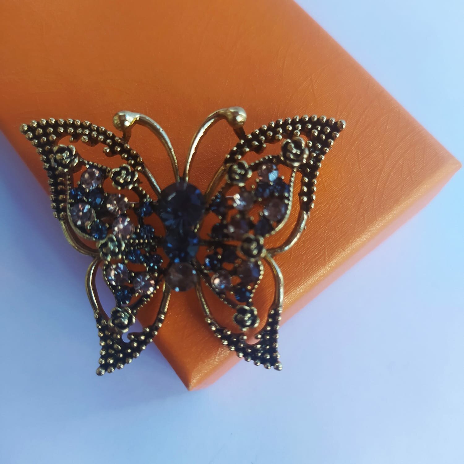 Брошь Queen Fair  стразы  коричневый