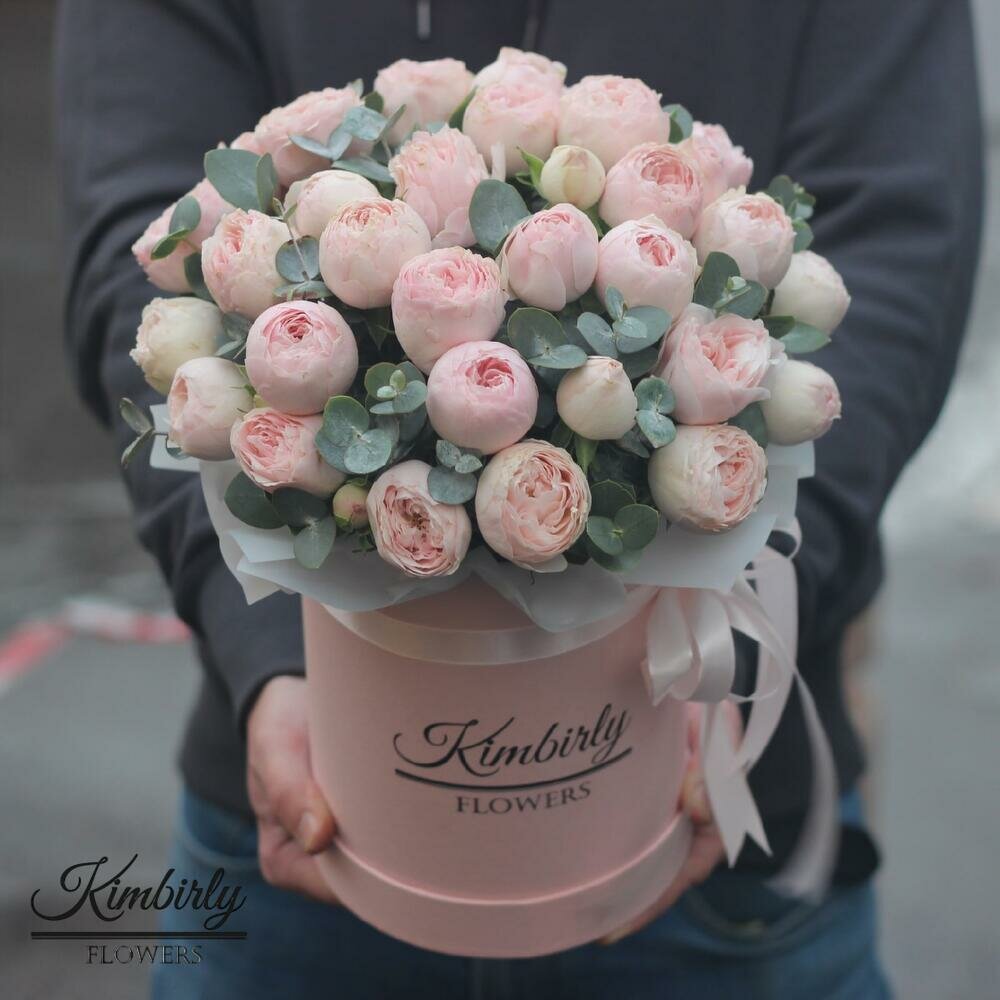 Букет живых цветов в коробке из роз, эвкалипта, цвет розовый, светлый, 11 шт, кустовые пионовидные розы Мэнсфилд арт 112