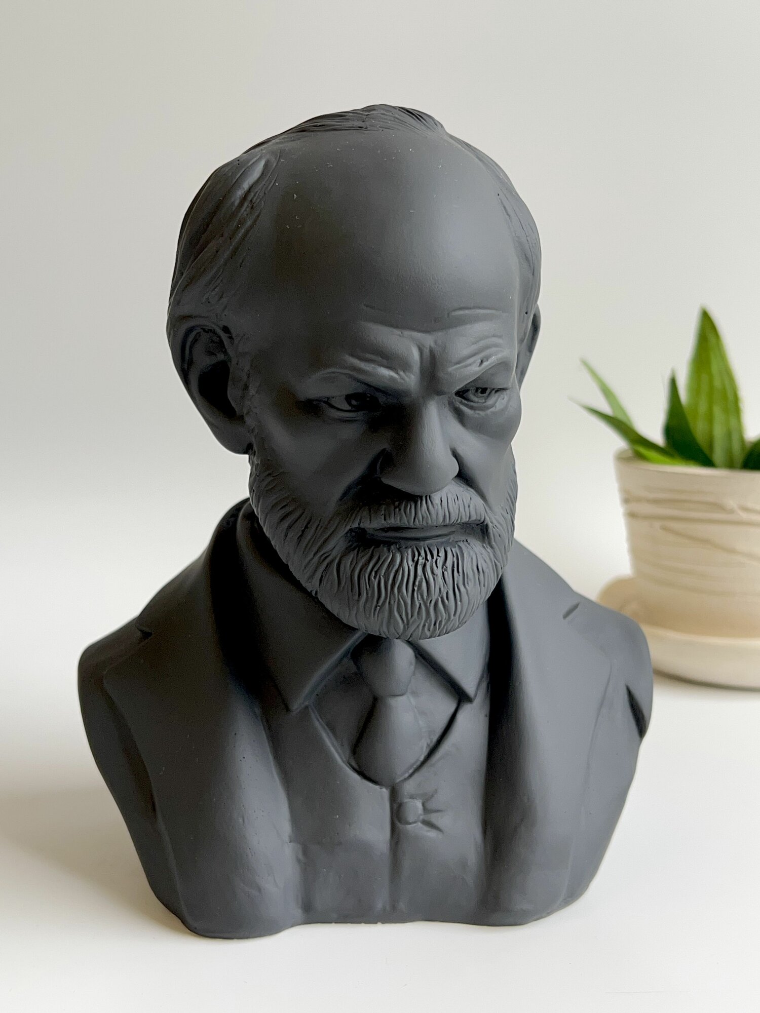 фото Статуэтка бюст Зигмунд Фрейд черный. Гипс. Высота 17 см.