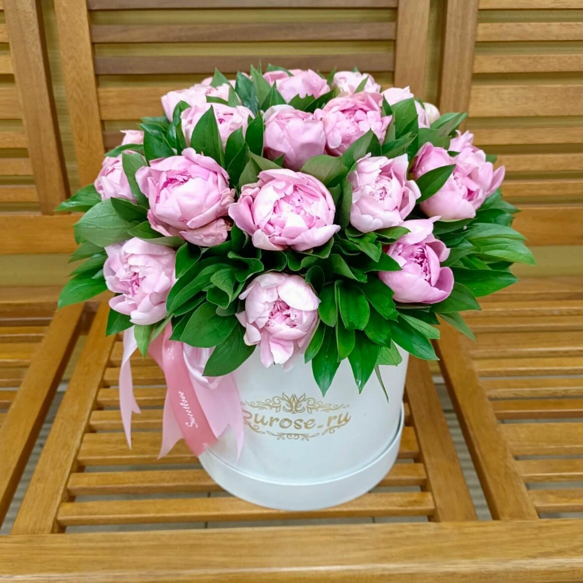 Живые цветы в коробке букет розовых пионов 25 шт Сара Бернар