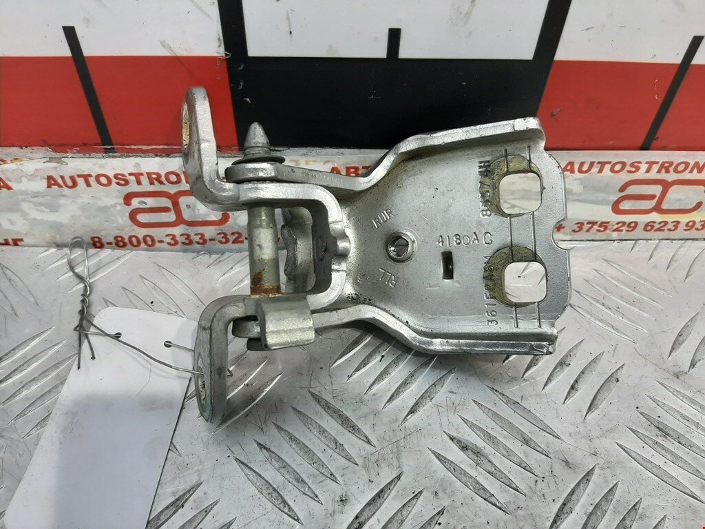 Петля двери задней правой Chrysler Pacifica 1 05103345AA арт. 782021