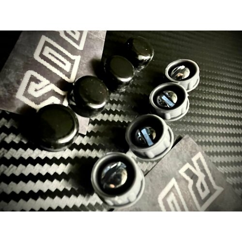 Элемент крепления номерного знака винт (в комплекте 4 штуки) черный цвет колпачка