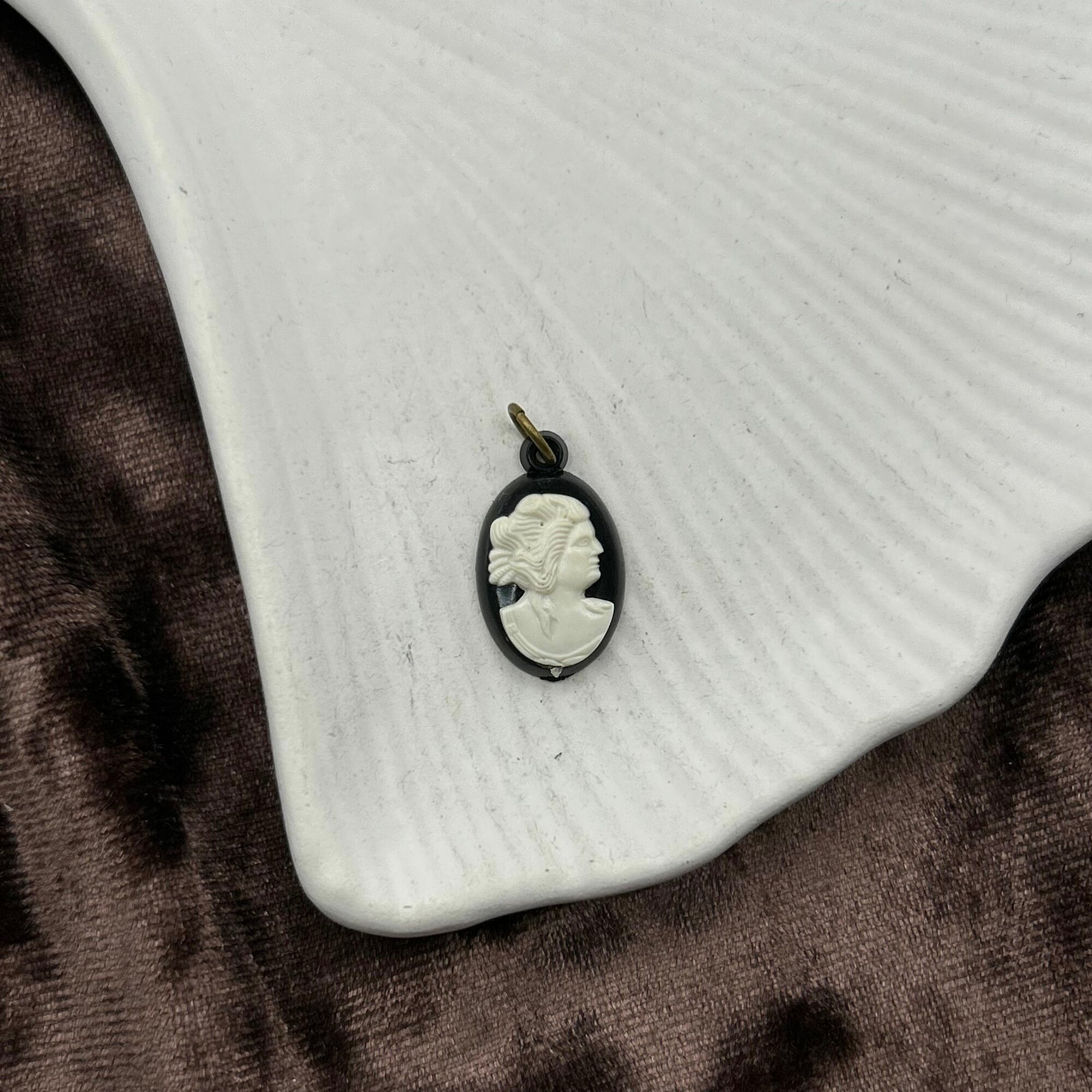 Винтажный пластиковый кулон подвеска Камея