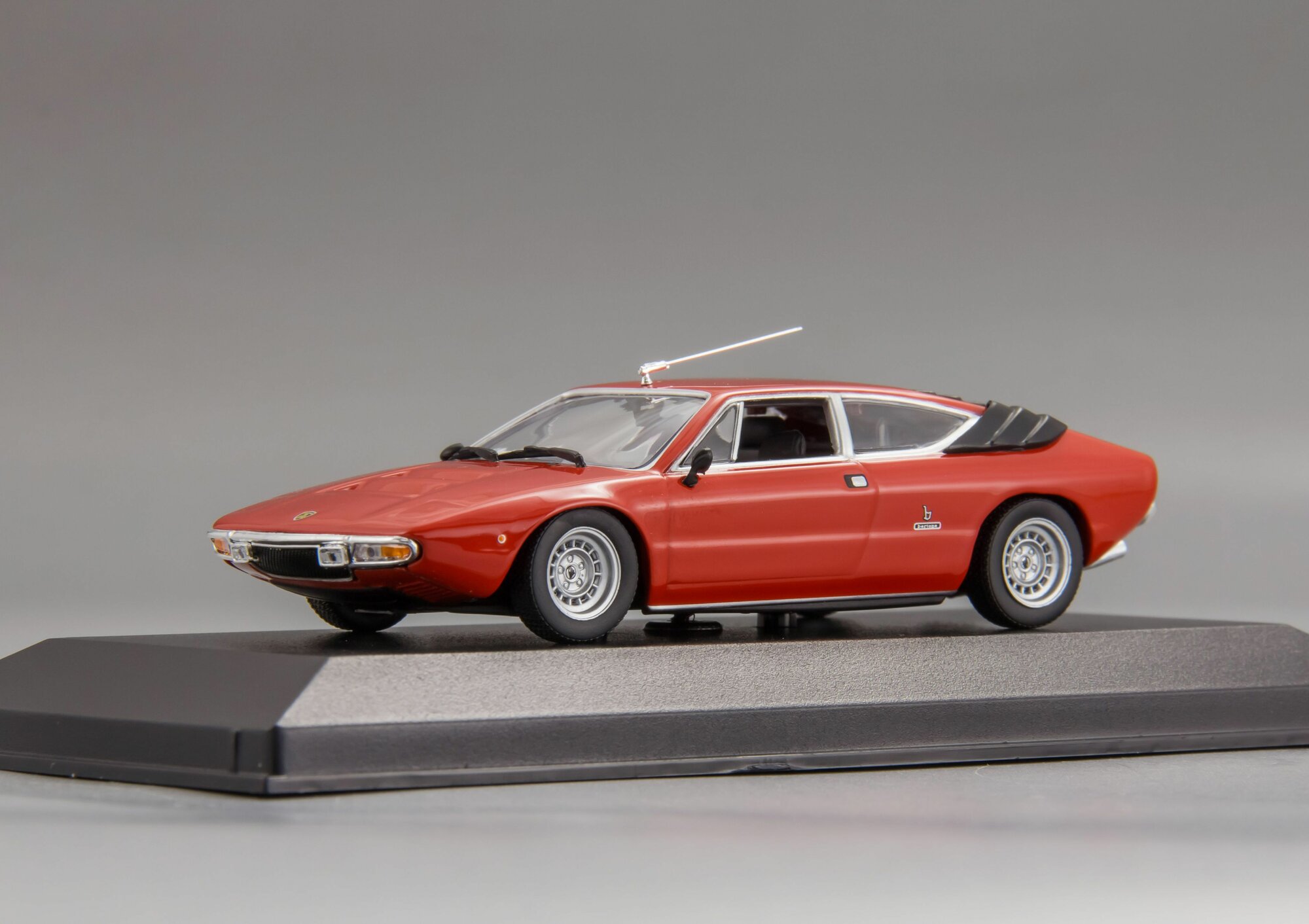 Коллекционная масштабная модель 1:43 Lamborghini Urraco - 1974 от Maxichamps — фото 1