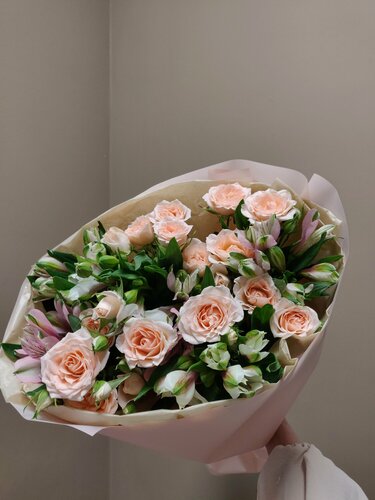 Изображение товара Букет нежно розовых кустовых роз и альстромерии. В эффектной упаковке.