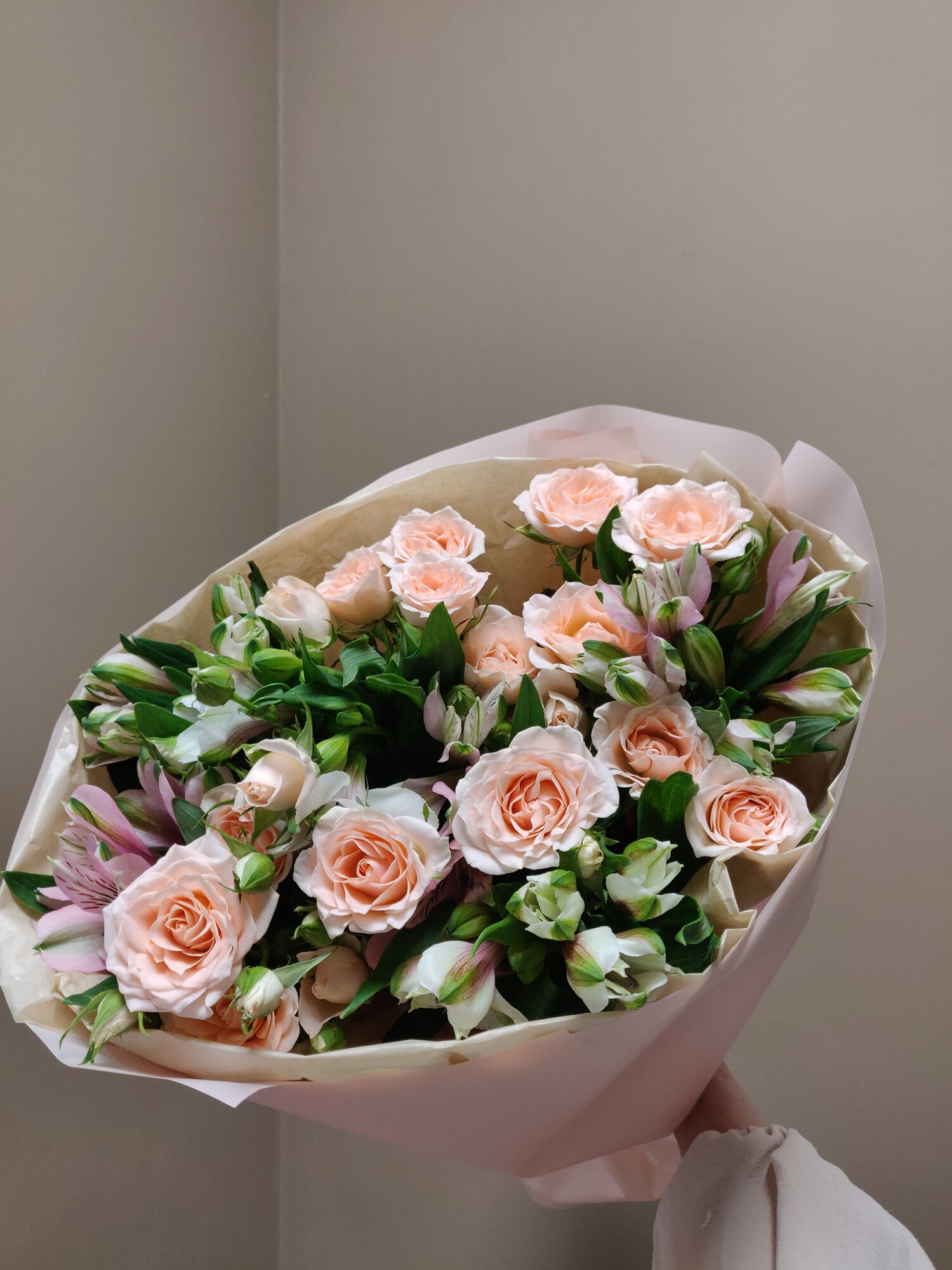 Букет нежно розовых кустовых роз и альстромерии. В эффектной упаковке.