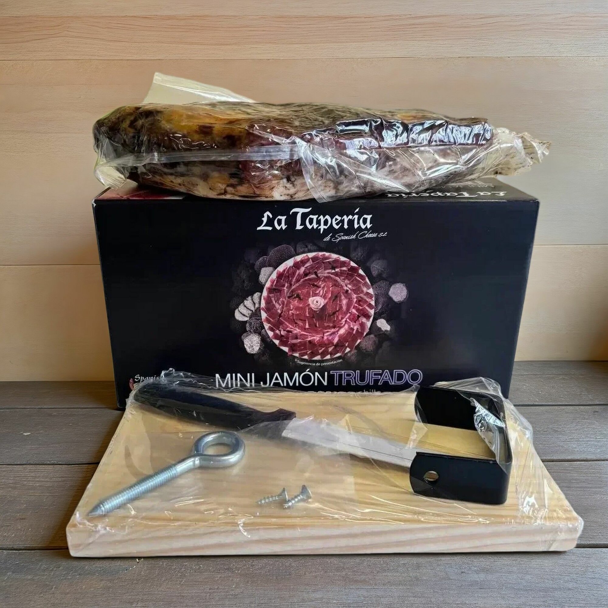 Хамон с трюфелем Серрано (La Taperia Trufado), подарочный набор с подставкой и ножом, 950 гр — фото 1