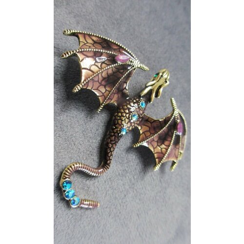 фото Брошь большой древесно-коричневый эмалевый дракон, эмаль, стразы, золотой, фиолетовый broochasalifestyle