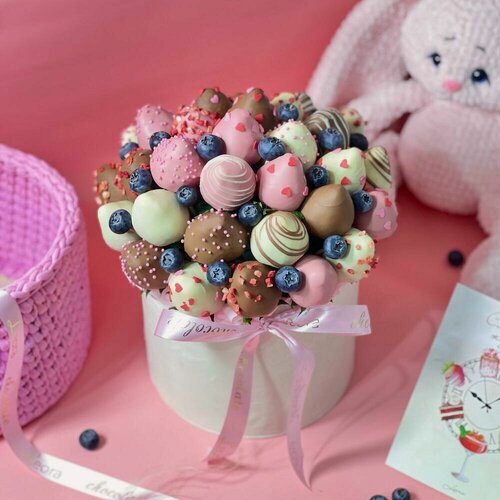 Изображение товара Подарочный набор для женщин 1127N. В наборе 27 -31 шт. Клубника в Бельгийском шоколаде Callebaut.