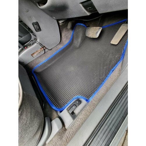 2 коврика на передний ряд ЕВА (EVA, ЭВА, 3Д) с бортами /Mazda Mazda-3 2 поколение 2008-2013 / Мазда 3 правый руль передний привод / темно-серый сота с синим кантом