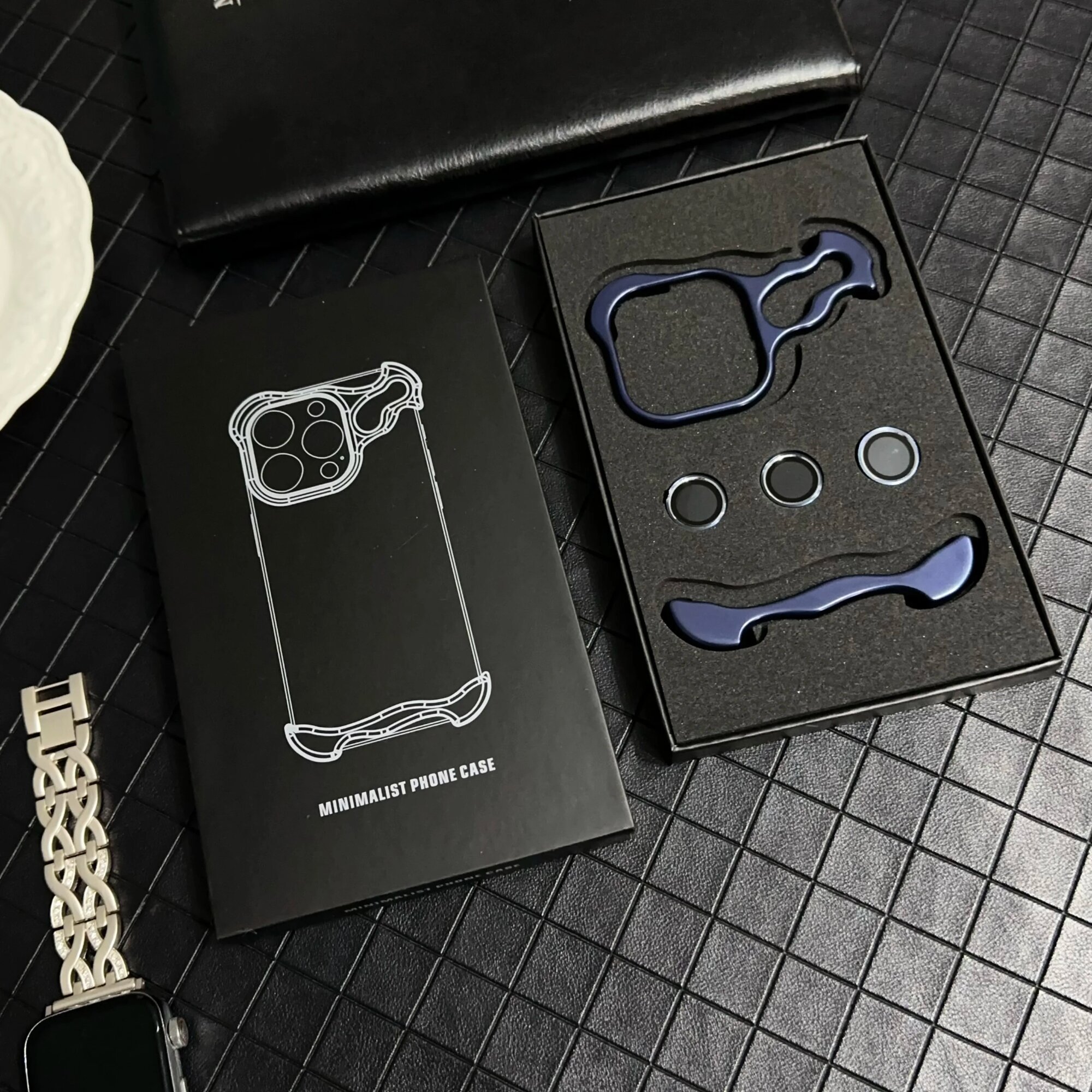 Необычный металлический чехол для телефона из алюминиевого сплава для iPhone 16, 15, 14, 13, 12, Pro Max, защитное противоударное кольцо с металлическим объективом и изображением пришельца, Grey, For iPhone 13, Защитный чехол и камера — фото 1