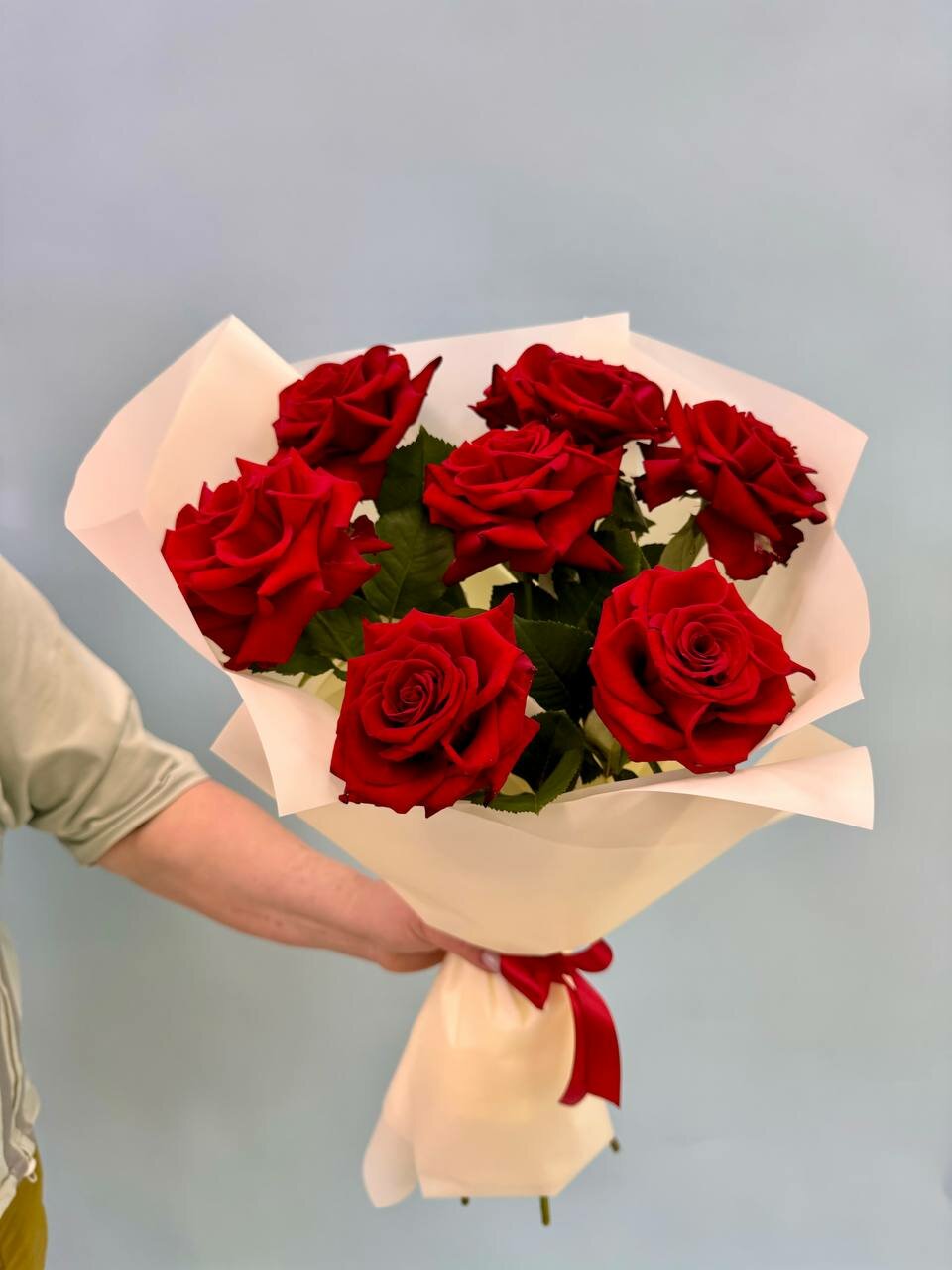 Букет 7 французских роз бордового цвета высота 60см в стильной плёнке