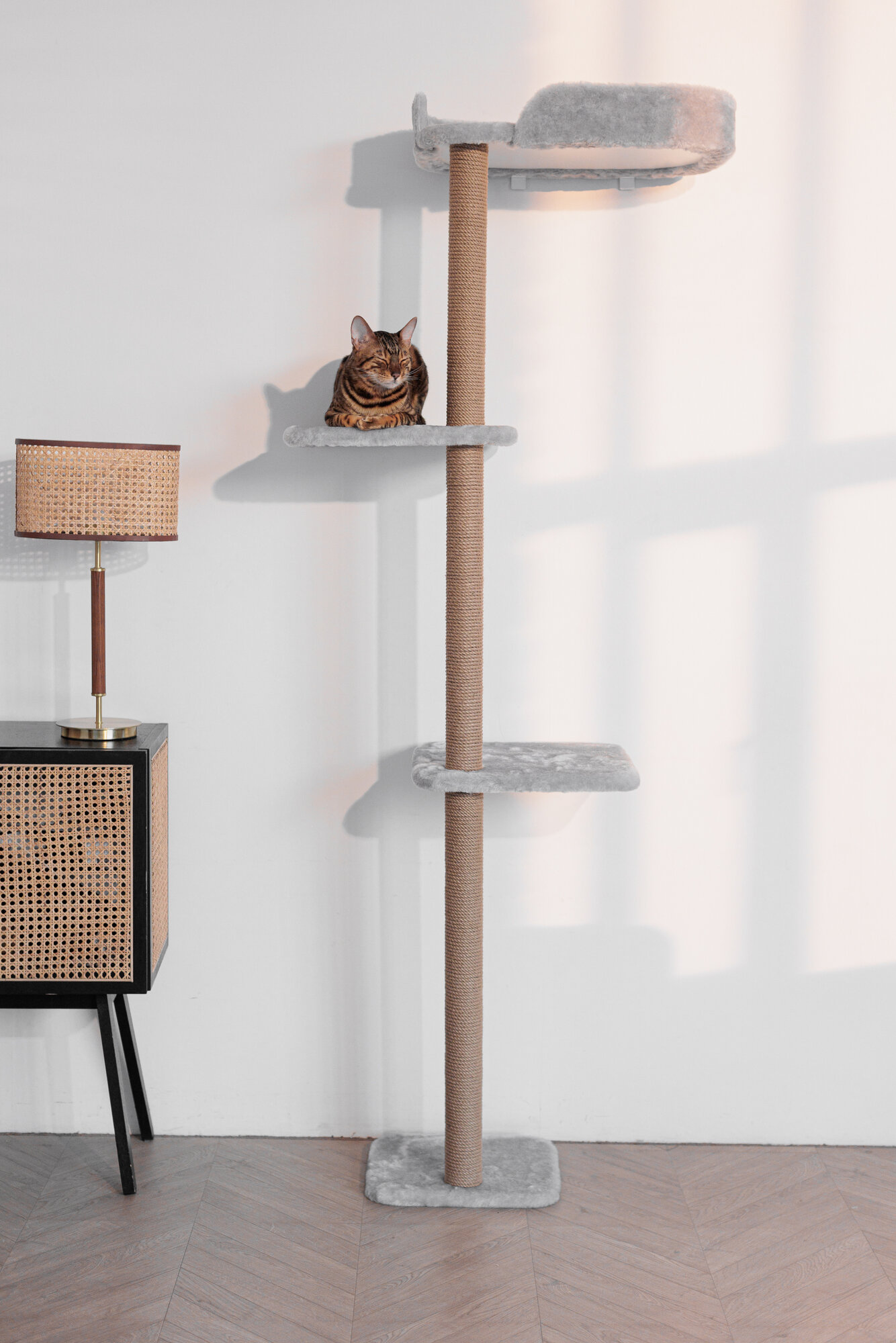 Картинки Высокая когтеточка-столбик с лежанкой для кошки настенная комплекс 2 метра серая