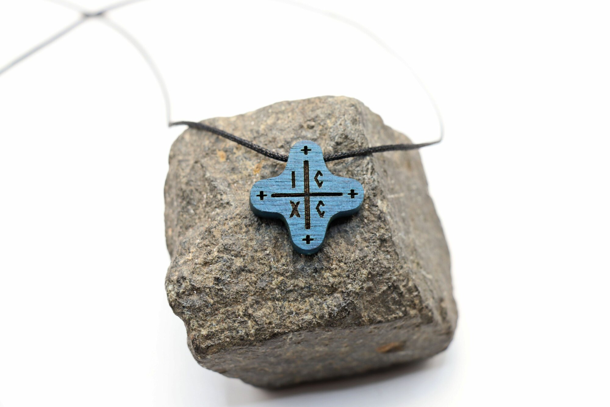 Деревянный крестик из дерева синий граб 20x20