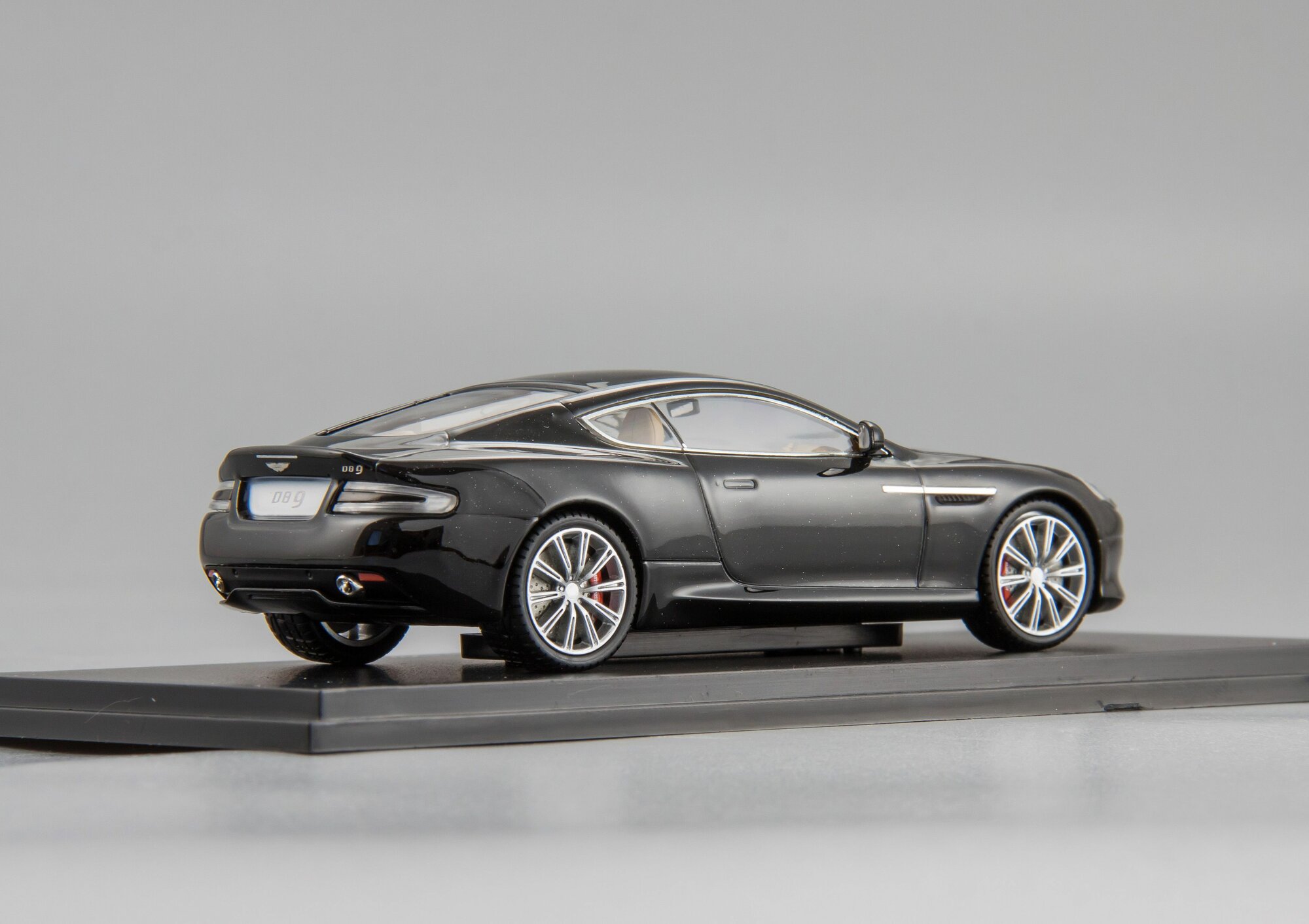 1:43 Aston Martin DB9, Коллекционная масштабная модель от Kyosho — фото 1