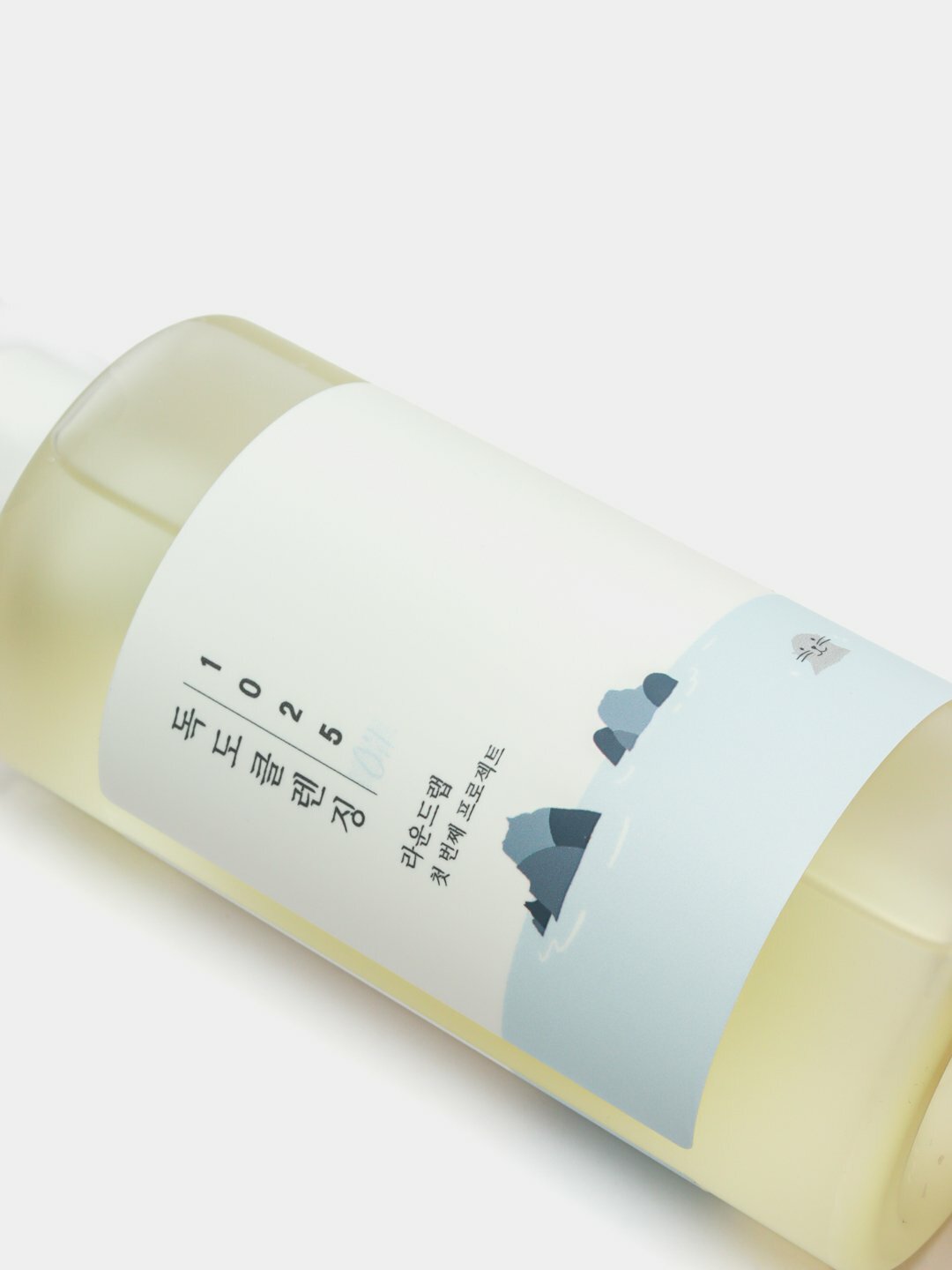 Лёгкое гидрофильное масло с морской водой Round Lab 1025 Dokdo Cleaning Oil, 200 мл — фото 1