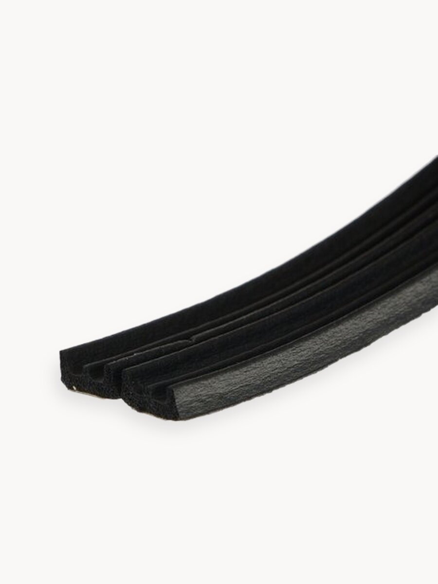 Уплотнитель дверной самоклеющийся E- профиль в черном цвете 10 м