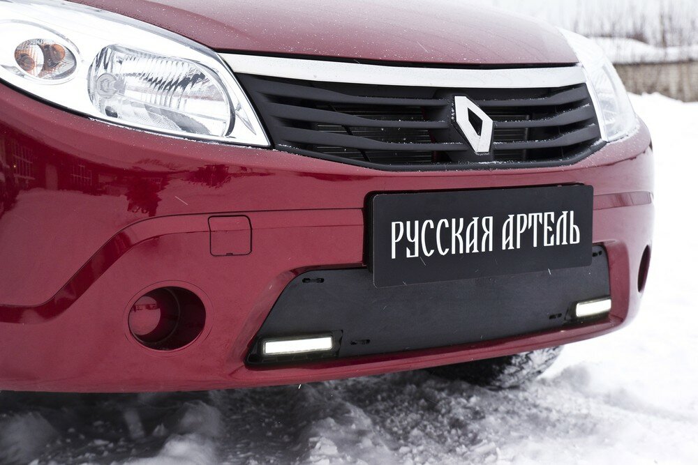 Зимняя заглушка решетки переднего бампера (с ДХО) Renault Sandero 2009-2013
