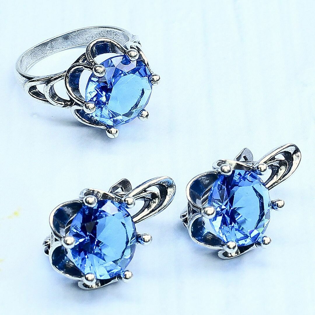 Комплект бижутерии Комплект посеребренных украшений (серьги + кольцо) с голубым ювелирным стеклом: серьги, кольцо, стекло