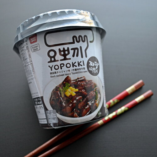Рисовые палочки (токпокки) YOPOKKI в соусе из черной фасоли, 120г