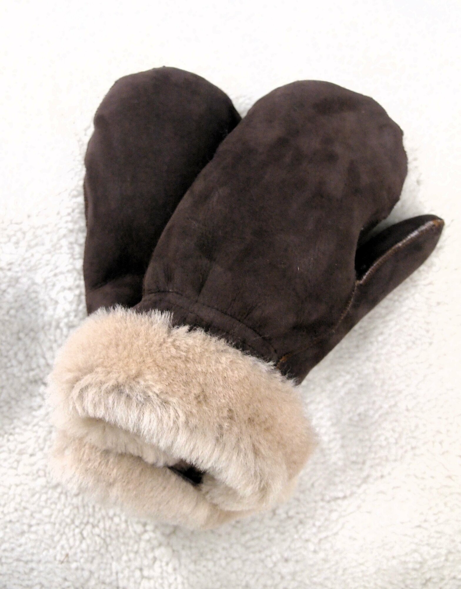 фото Мужские меховые варежки из натуральной овчины