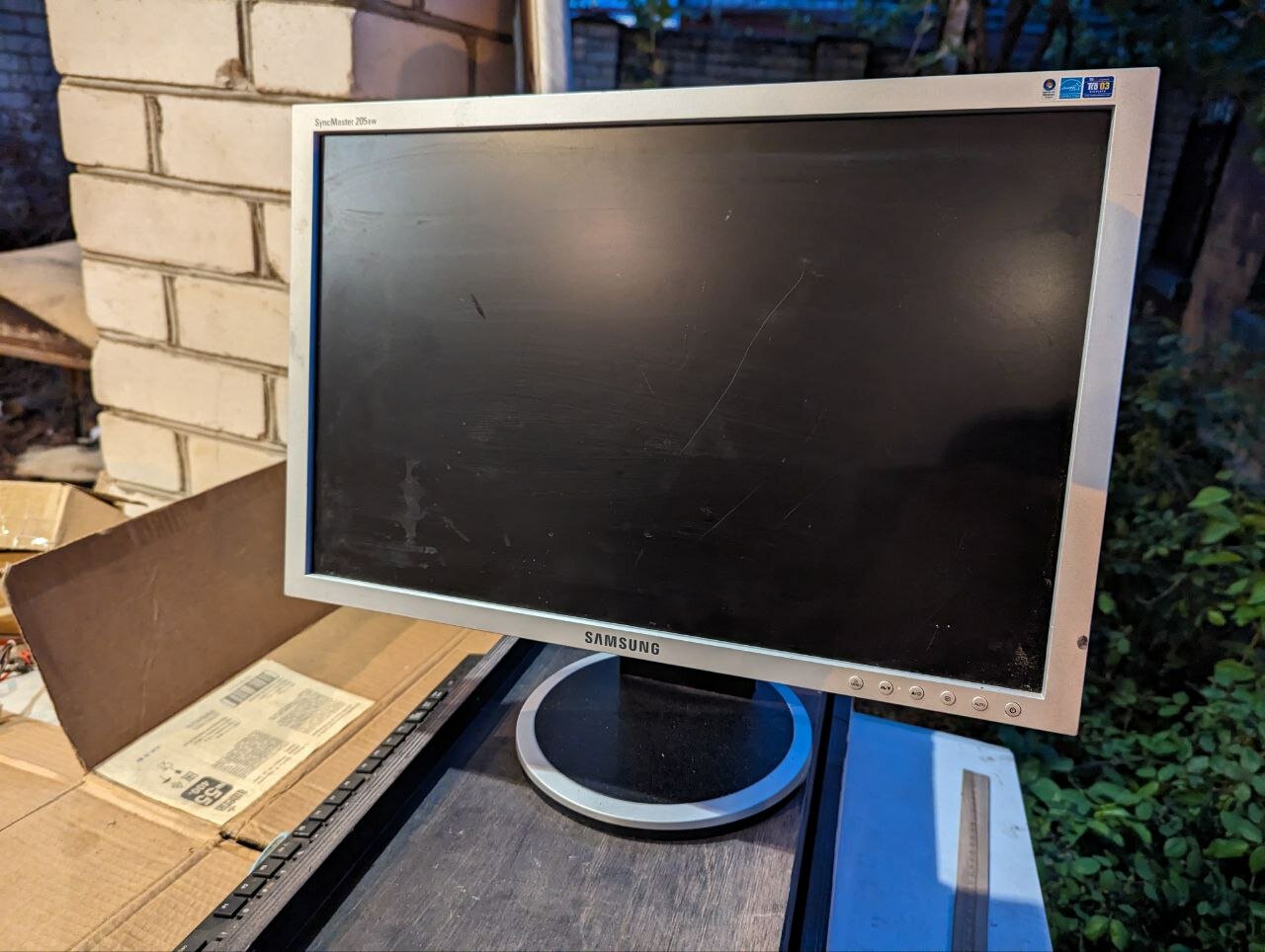 Монитор Samsung 205BW (20 дюймов) с дефектом