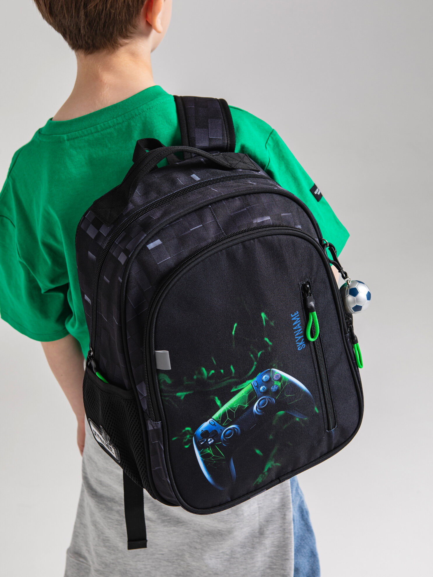Рюкзак школьный для мальчика 17 л для 1-4 класса с анатомической спинкой SkyName (СкайНейм), с мячиком
