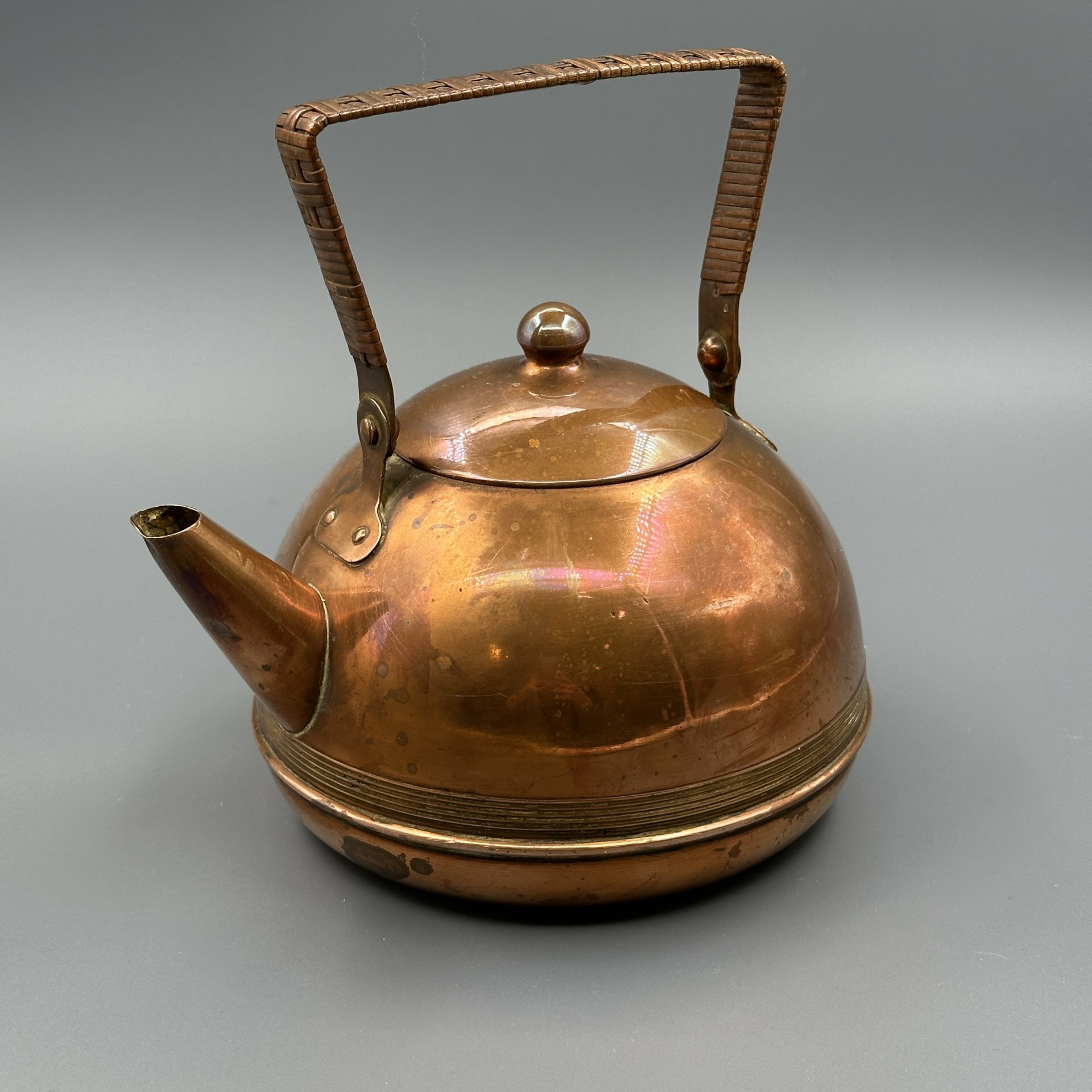 Чайник для кипячения, украшенный декором в виде плетенной ручки, медь, латунь