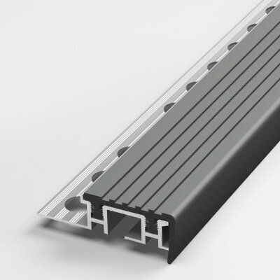 Изображение товара Угловая противоскользящая накладка на ступени Лука ПУ 10-1, 35х12,5 мм, длина 2,5 м, алюминиевая, со вставкой из ПВХ, серая 414