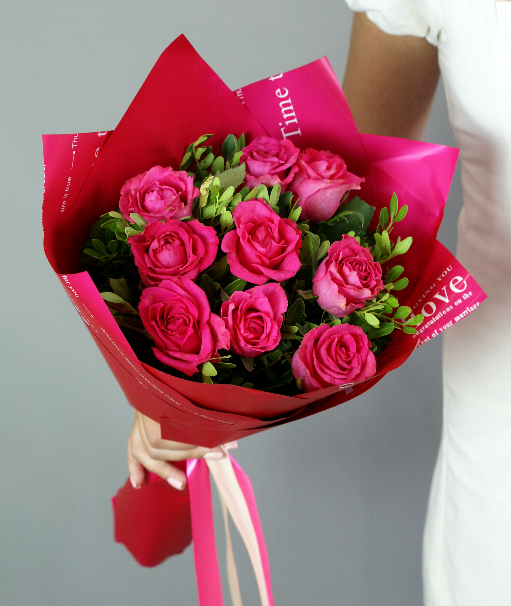 Розы розовые 9 штук с зеленью писташ "Малиновый сад" 43 см