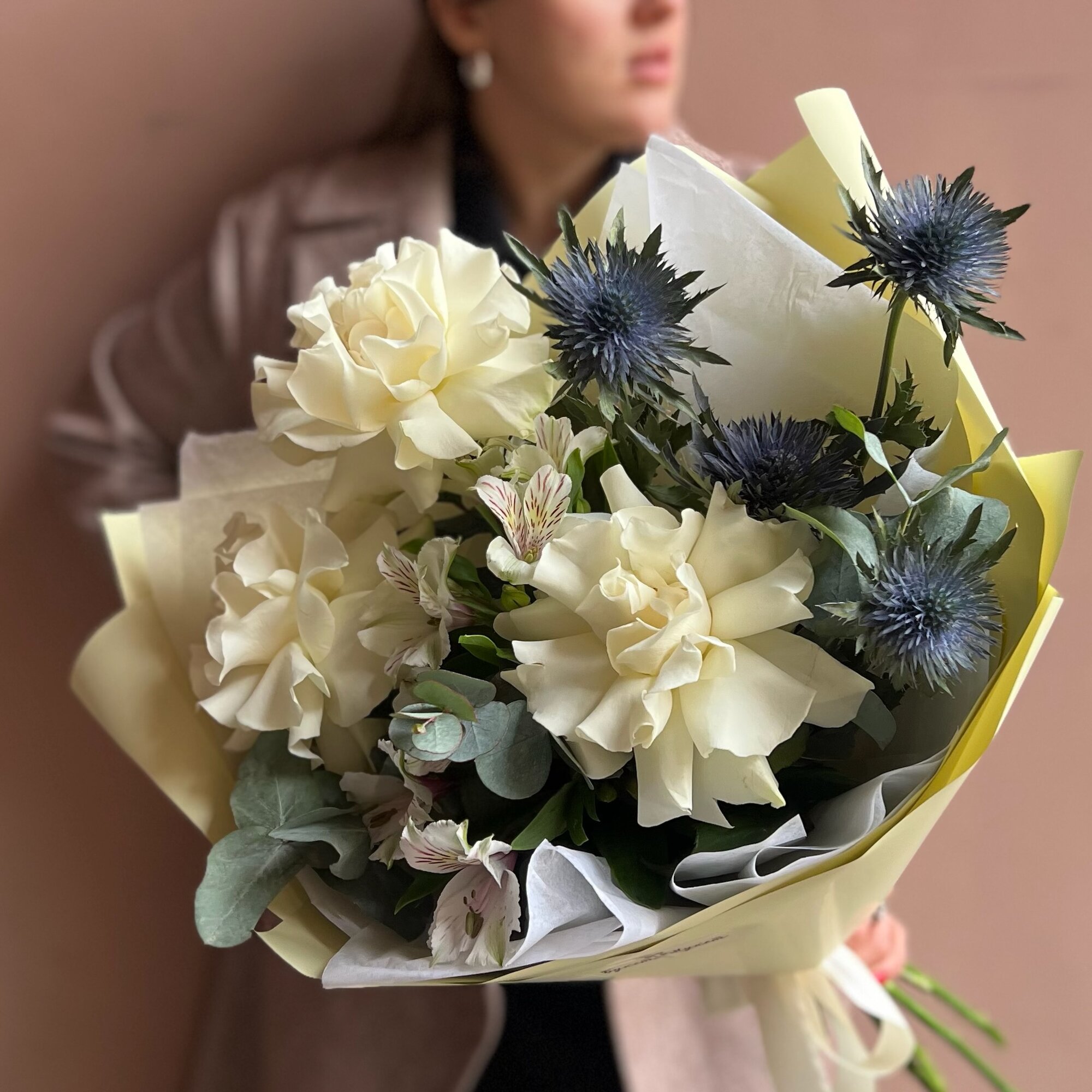 Букет цветов "Мармелад" (французская роза эрингиум альстромерия) «Букет-Мукет»