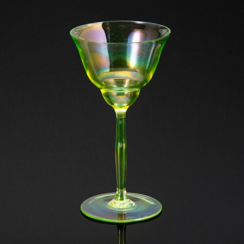 Бокал для вина зеленоватого оттенка, стекло, (урановое), иризация, Европа, 1900-1930 гг.