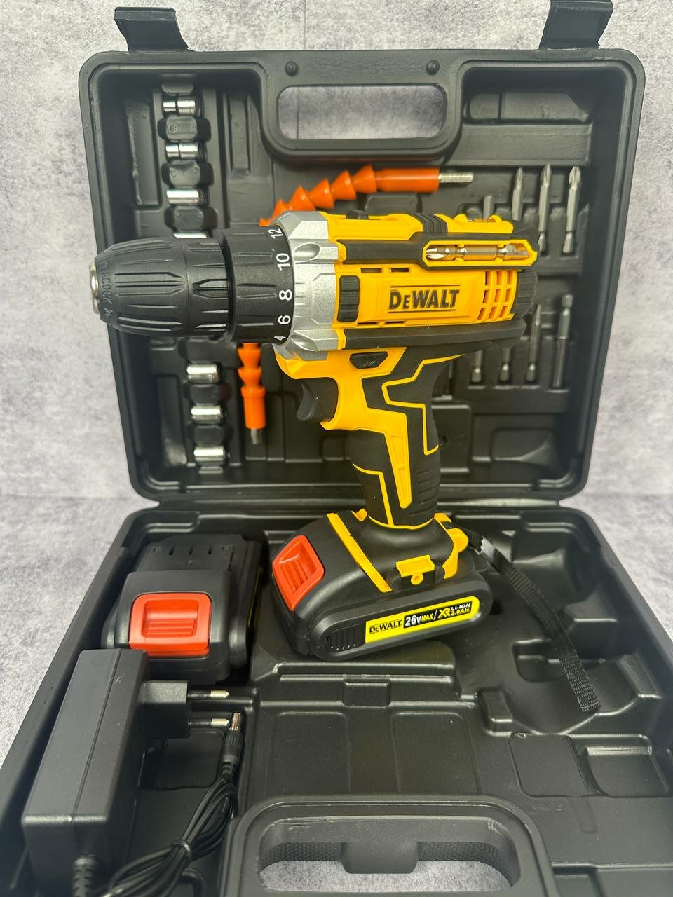 фото Аккумуляторный шуруповерт 26В с двумя батареями и кейсом