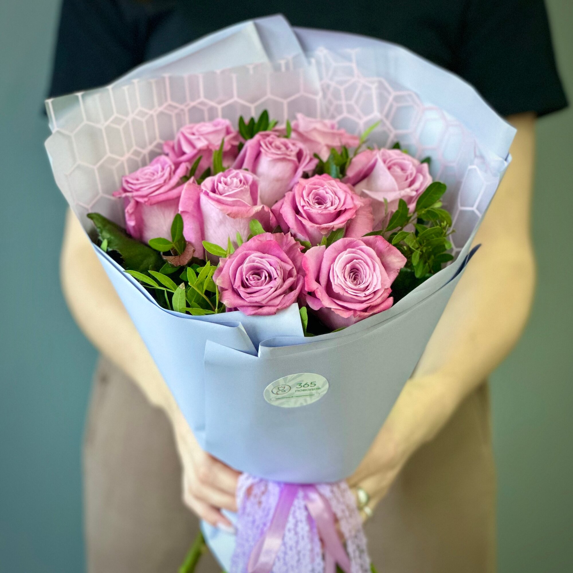 Букет из лиловых роз Мэритим в стильной упаковке. «365 Поводов» - живые цветы с доставкой