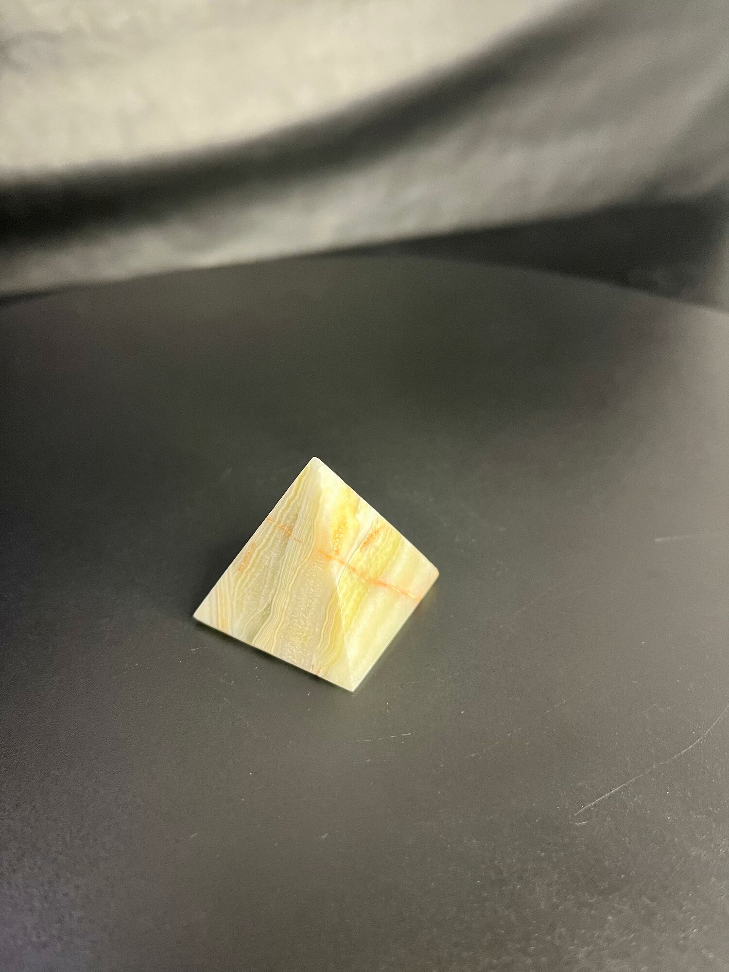Статуэтка "Пирамида" из натурального полудрагоценного Оникса 3 см, ручная работа — фото 1