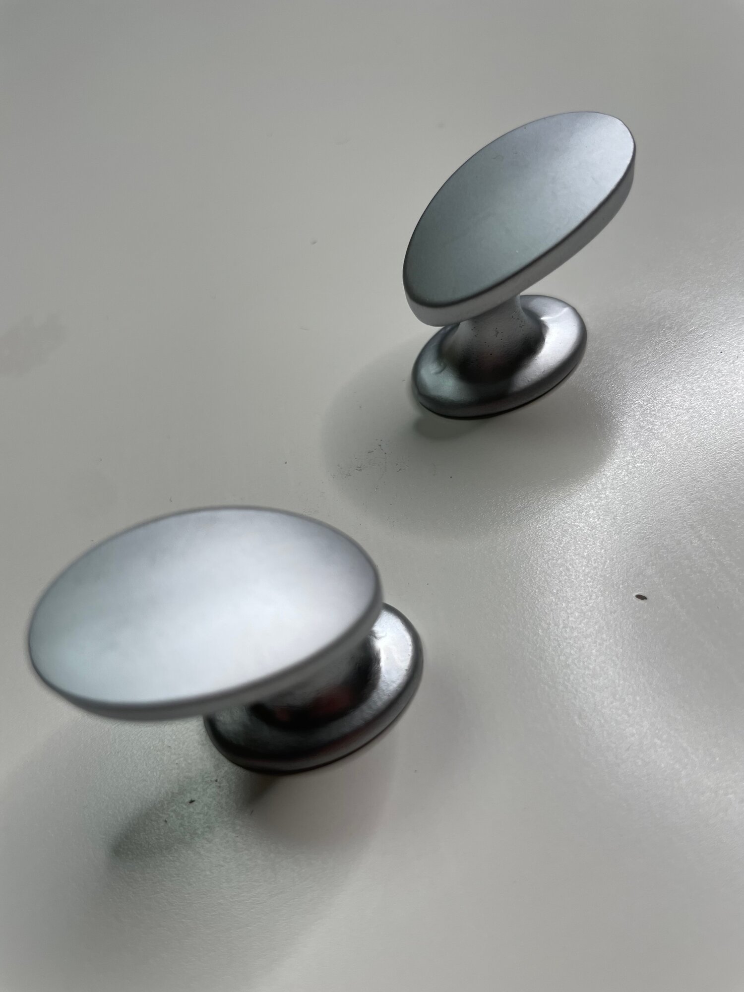 Ручка-кнопка матовый хром комплект 2 шт. Крепление в комплекте.