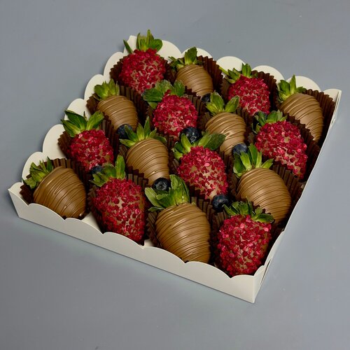 Изображение товара Набор клубника в шоколаде «Малиновый» (16-20 штук) в подарочной упаковке