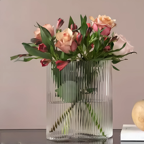 Прозрачная стеклянная ваза для цветов и сухоцветов с ребристой поверхностью